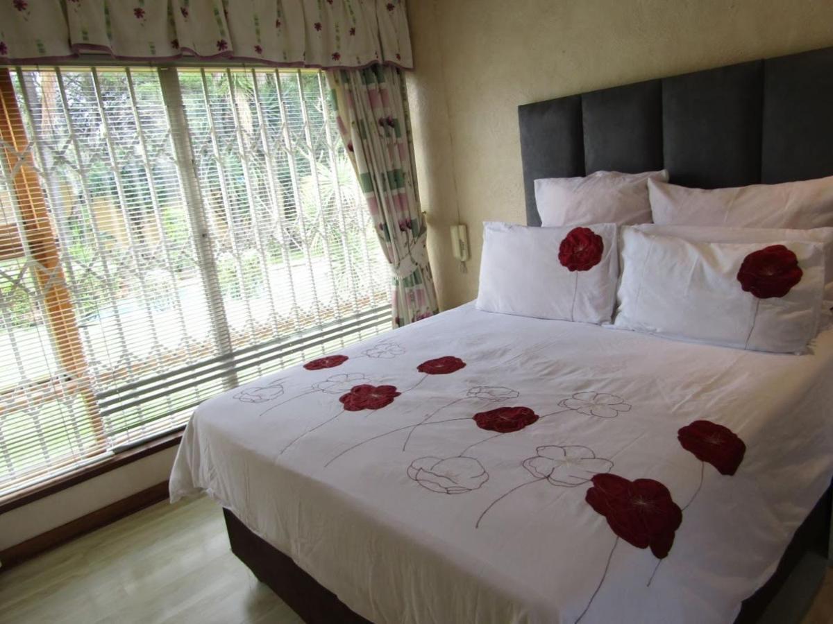 Phomolong Guest House, Westgate, Roodeporte 루드푸르트 외부 사진