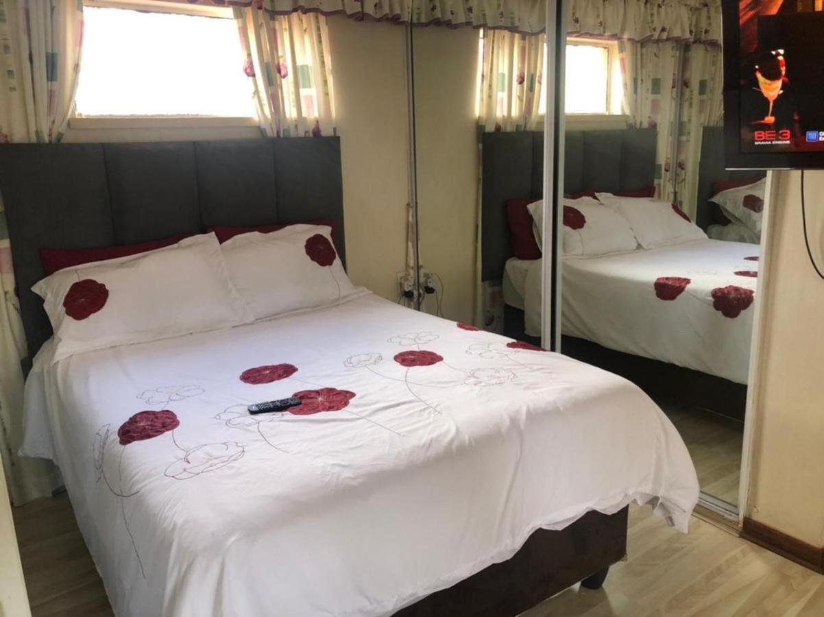 Phomolong Guest House, Westgate, Roodeporte 루드푸르트 외부 사진